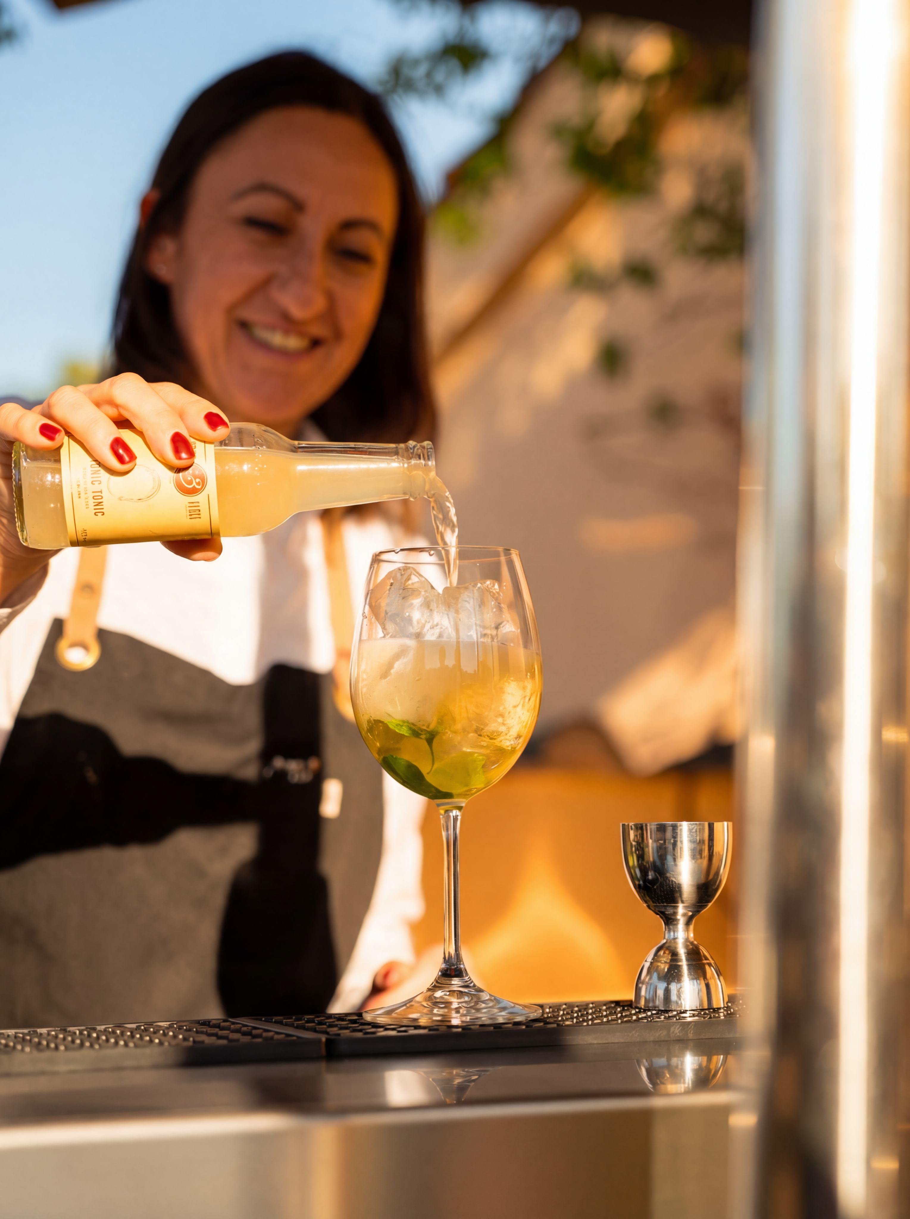 Barista prepara cocktail