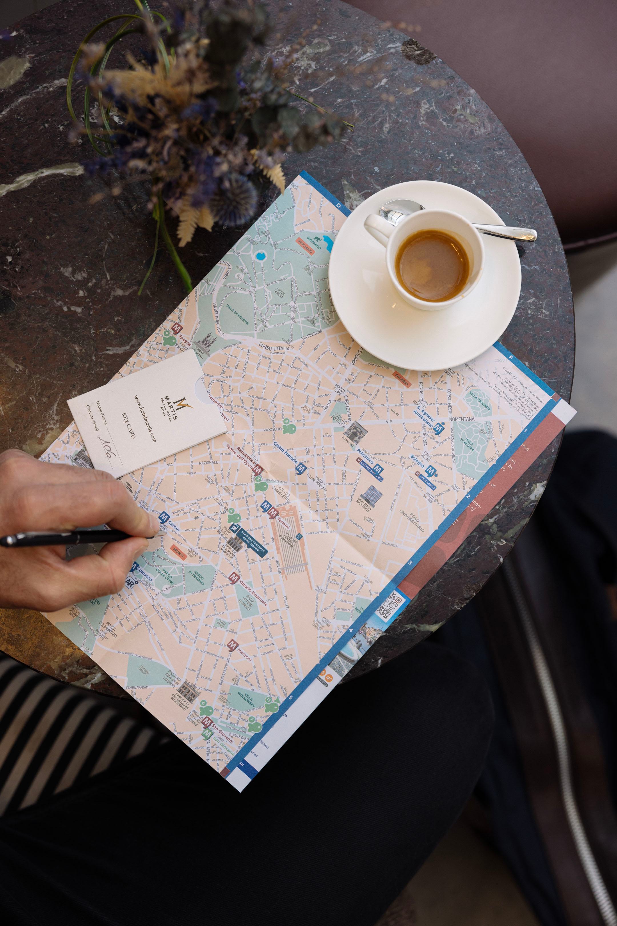Mappa di Roma con caffè